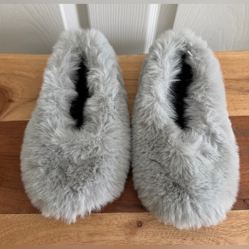 Zara Kids Soft Gray Faux Fur Ballet Flats 
Zara Size 29